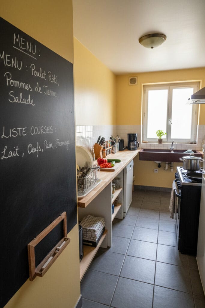 Décoration Murale Cuisine avec un mur en peinture ardoise intégré à une cuisine