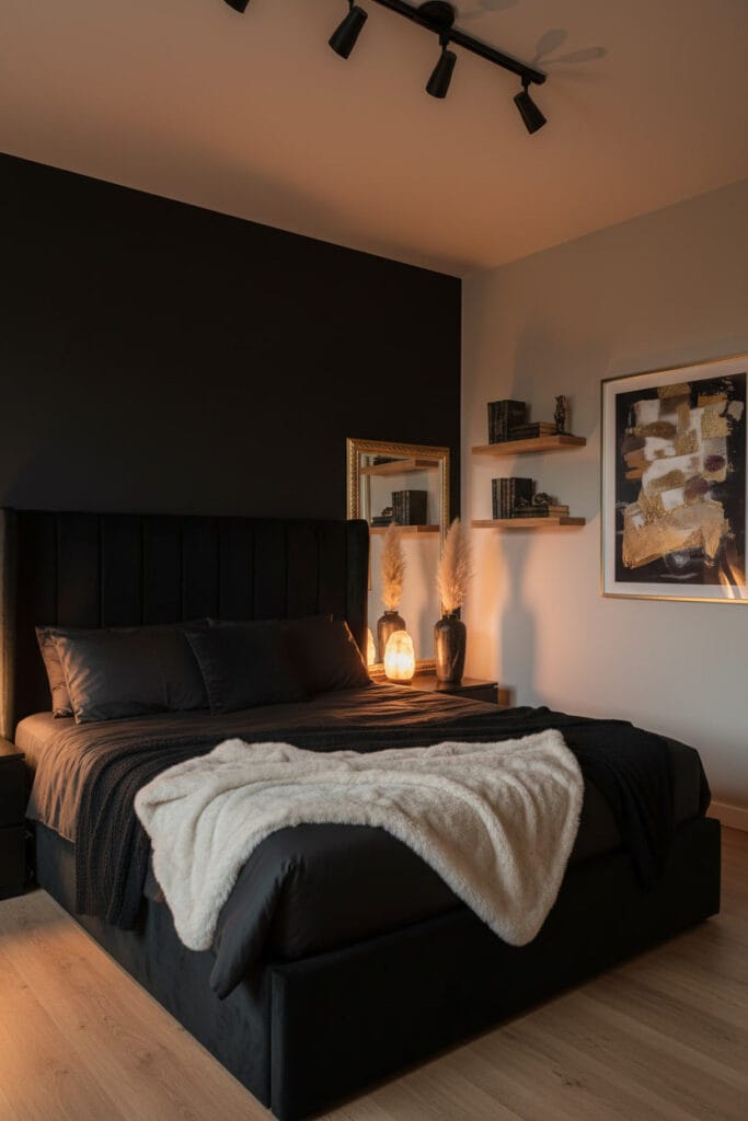 Chambre avec mur d'accent noir charbon mat, tête de lit velours noir, miroir doré à la feuille et éclairage chaud pour un cocooning audacieux.