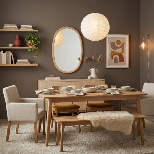Une décoration salle à manger cosy et conviviale, avec une table en bois, des chaises assorties et un éclairage tamisé, illustrant des idées déco pour créer un cocon chaleureux.