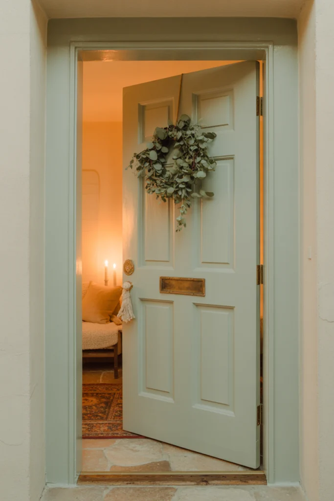 Décoration porte pastel parfaitement intégrée dans une ambiance cosy