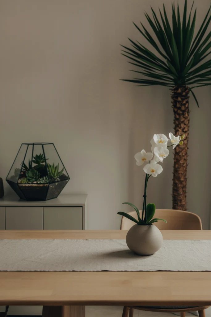 Décoration végétale minimaliste dans salle à manger épurée