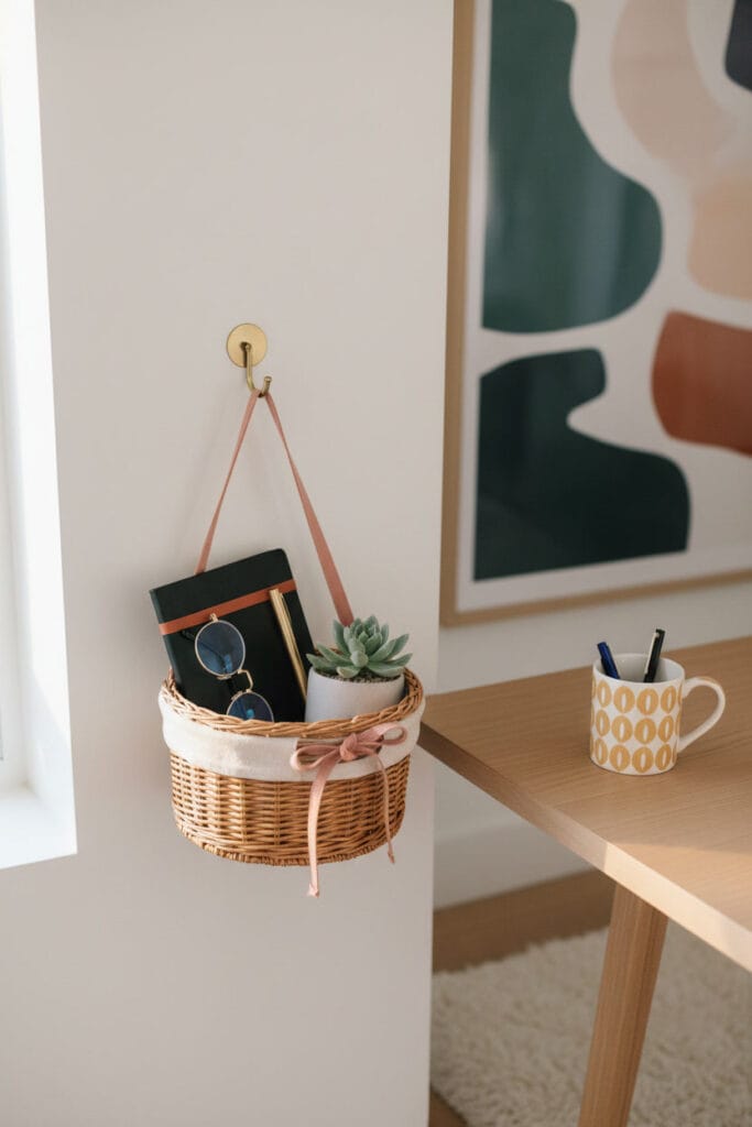 Petit panier suspendu apportant charme et organisation à un intérieur minimaliste.