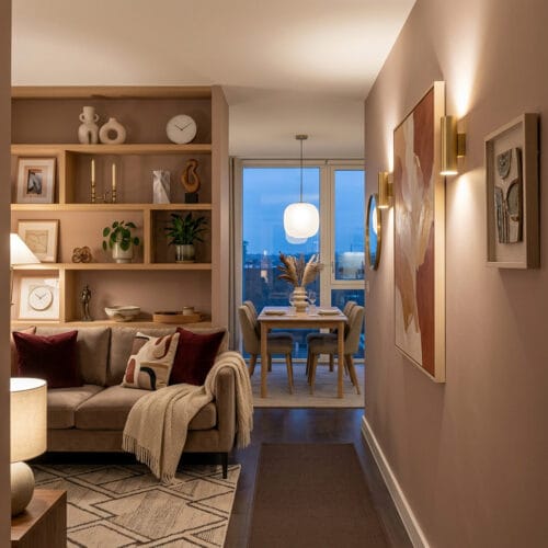 Salon, couloir et salle à manger décorés en couleur taupe pour une ambiance chaleureuse et cosy