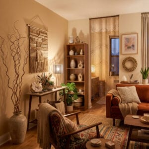 Salon cosy et chaleureux avec décoration cocooning alliant éléments naturels, lumière douce et objets poétiques pour une atmosphère apaisante