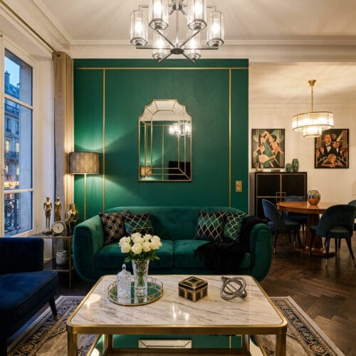 Intérieur style Art Déco avec mobilier doré, marbre et motifs géométriques